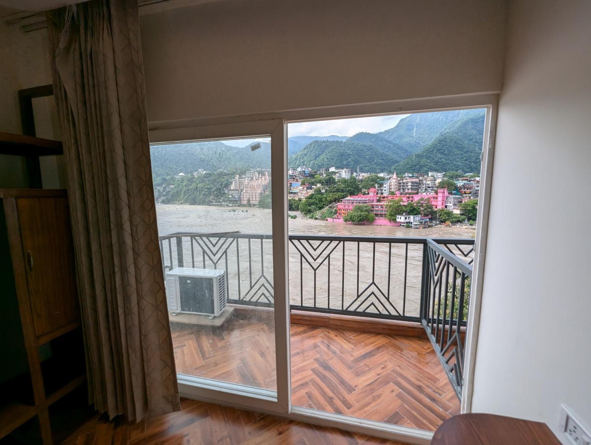 Joey'S By The Ganges Hostel Rishīkesh Екстериор снимка