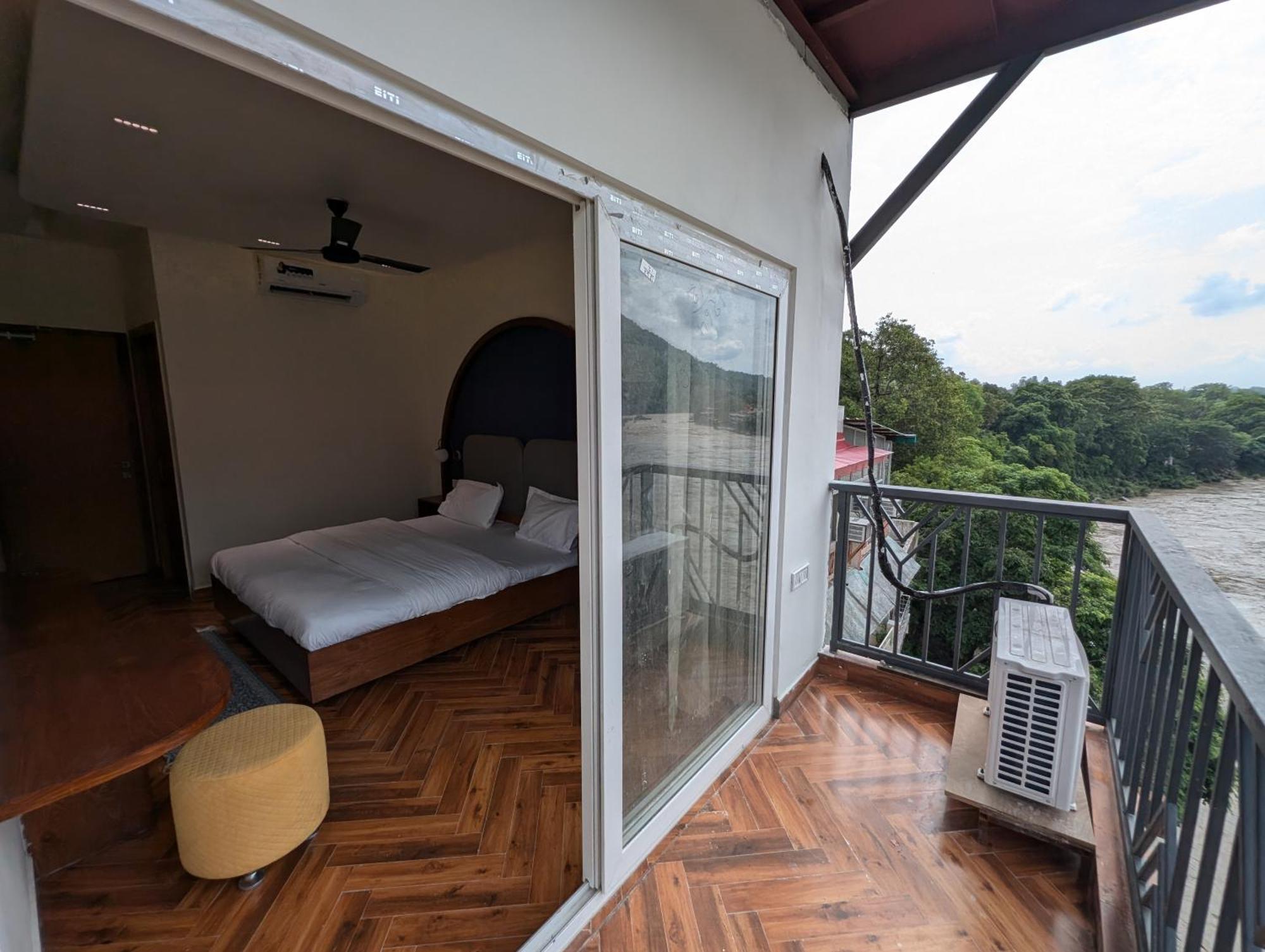Joey'S By The Ganges Hostel Rishīkesh Екстериор снимка
