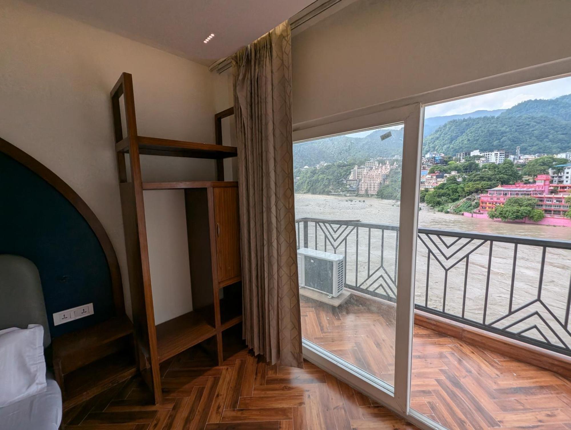 Joey'S By The Ganges Hostel Rishīkesh Екстериор снимка